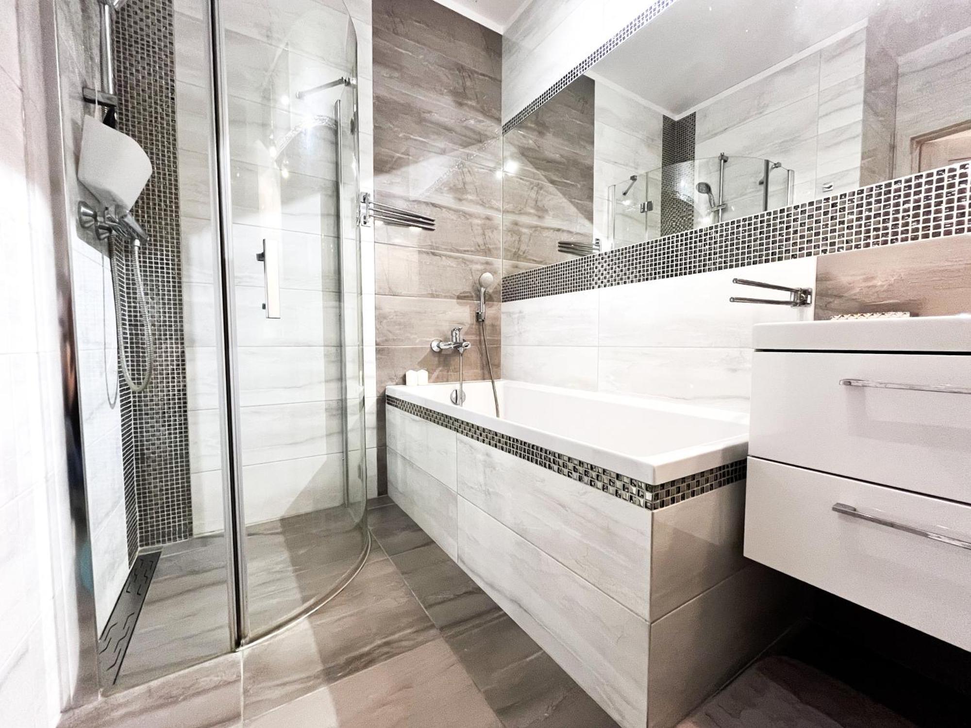 Appartamento Walk To Park, Modern 2Bd Kitchen! Balcony, Parking Breslavia Esterno foto